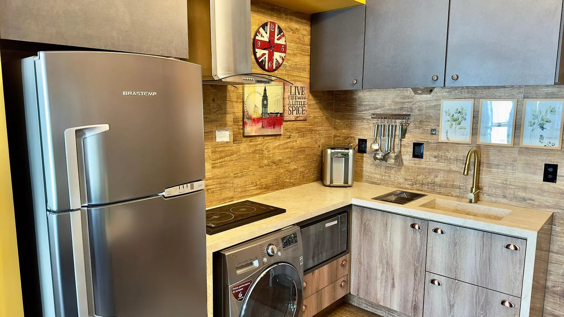 Ed Saint Moritz, Flat Com Garagem 01, Shn No Coracao De Brasilia Apartment